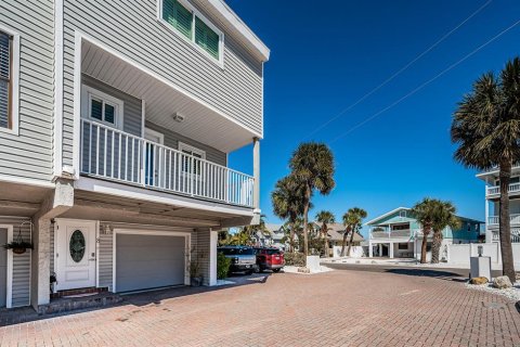 Townhouse in Treasure Island, Florida 2 bedrooms, 134.71 sq.m. № 2143508 - photo 3