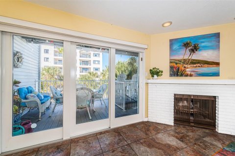 Townhouse in Treasure Island, Florida 2 bedrooms, 134.71 sq.m. № 2143508 - photo 13