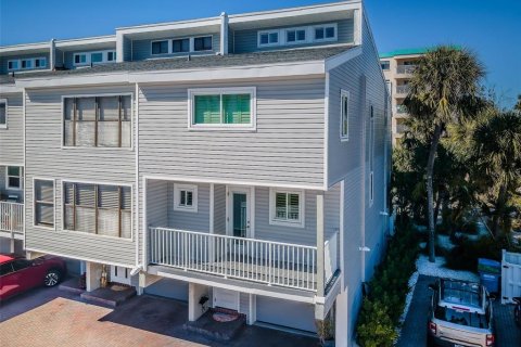 Townhouse in Treasure Island, Florida 2 bedrooms, 134.71 sq.m. № 2143508 - photo 9