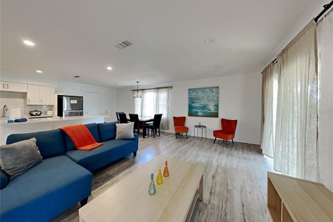 Casa en alquiler en Orlando, Florida, 4 dormitorios, 129.04 m2 № 1904524 - foto 2