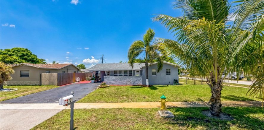House in Margate, Florida 3 bedrooms, 138.05 sq.m. № 1934189