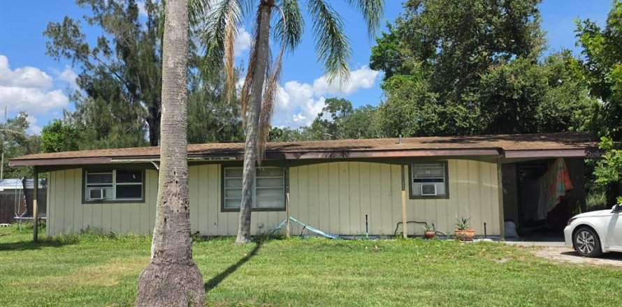 House in Sarasota, Florida 2 bedrooms, 98.94 sq.m. № 2222709