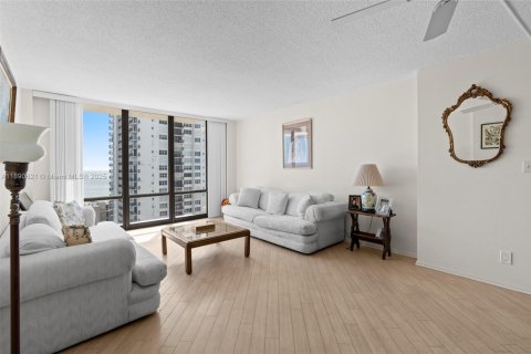 Copropriété à vendre à Hollywood, Floride: 2 chambres, 113.34 m2 № 1943850 - photo 11