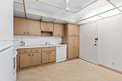 Copropriété à vendre à Hollywood, Floride: 2 chambres, 113.34 m2 № 1943850 - photo 15