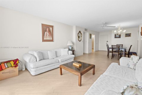 Copropriété à vendre à Hollywood, Floride: 2 chambres, 113.34 m2 № 1943850 - photo 13