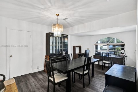 House in South Miami, Florida 5 bedrooms, 254.37 sq.m. № 1953014 - photo 19