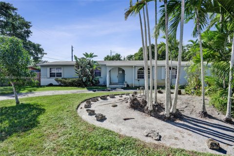 House in South Miami, Florida 5 bedrooms, 254.37 sq.m. № 1953014 - photo 1