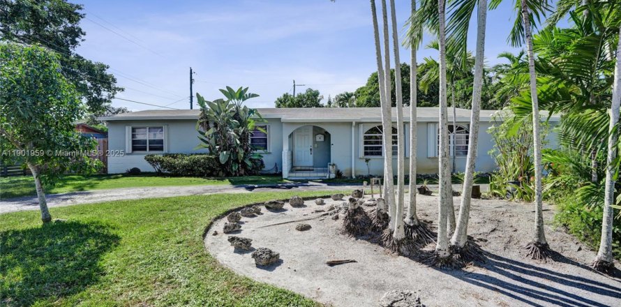 House in South Miami, Florida 5 bedrooms, 254.37 sq.m. № 1953014