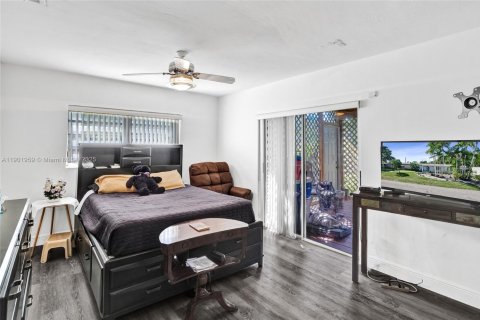 House in South Miami, Florida 5 bedrooms, 254.37 sq.m. № 1953014 - photo 28