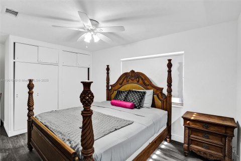 House in South Miami, Florida 5 bedrooms, 254.37 sq.m. № 1953014 - photo 27