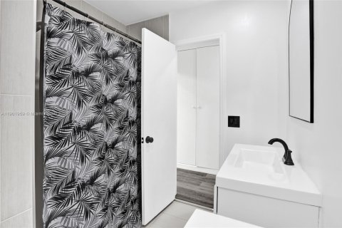 House in South Miami, Florida 5 bedrooms, 254.37 sq.m. № 1953014 - photo 22