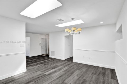 House in South Miami, Florida 5 bedrooms, 254.37 sq.m. № 1953014 - photo 17