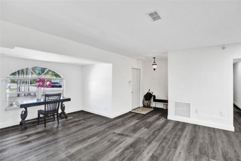 House in South Miami, Florida 5 bedrooms, 254.37 sq.m. № 1953014 - photo 13