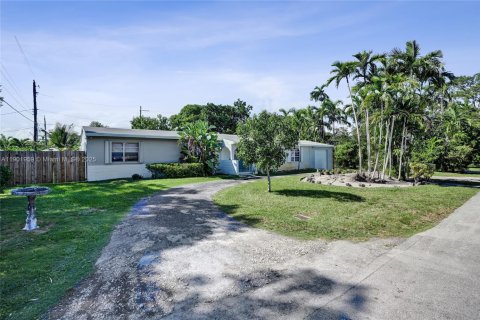 House in South Miami, Florida 5 bedrooms, 254.37 sq.m. № 1953014 - photo 3