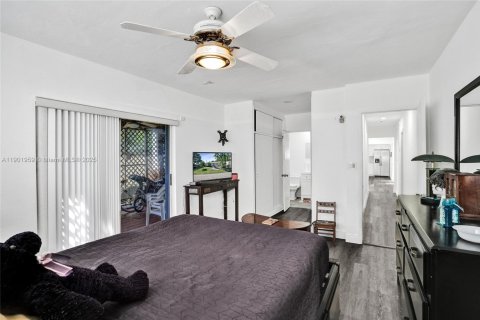 House in South Miami, Florida 5 bedrooms, 254.37 sq.m. № 1953014 - photo 30