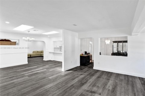 House in South Miami, Florida 5 bedrooms, 254.37 sq.m. № 1953014 - photo 6