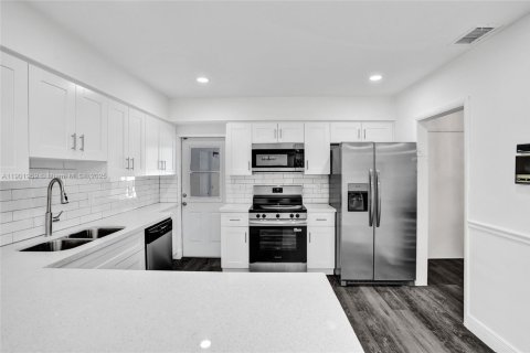 House in South Miami, Florida 5 bedrooms, 254.37 sq.m. № 1953014 - photo 9