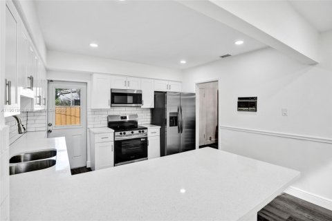 House in South Miami, Florida 5 bedrooms, 254.37 sq.m. № 1953014 - photo 18