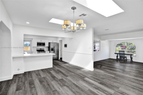 House in South Miami, Florida 5 bedrooms, 254.37 sq.m. № 1953014 - photo 16