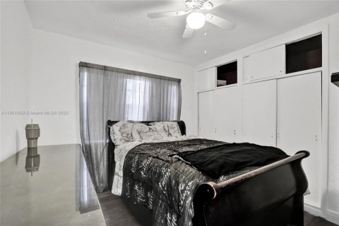 House in South Miami, Florida 5 bedrooms, 254.37 sq.m. № 1953014 - photo 23