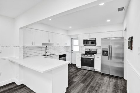 House in South Miami, Florida 5 bedrooms, 254.37 sq.m. № 1953014 - photo 10