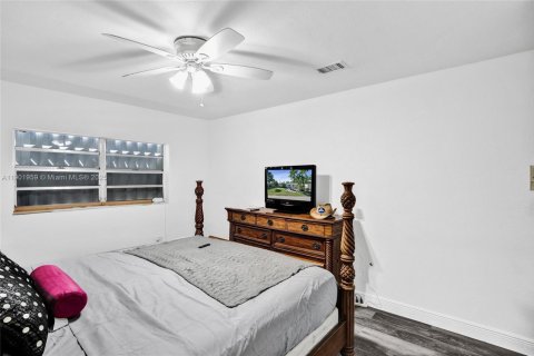 House in South Miami, Florida 5 bedrooms, 254.37 sq.m. № 1953014 - photo 26