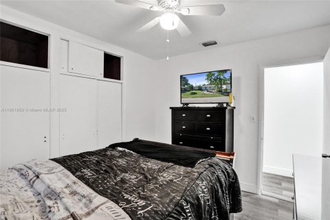 House in South Miami, Florida 5 bedrooms, 254.37 sq.m. № 1953014 - photo 24