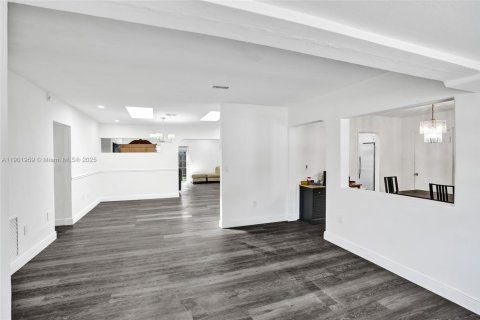 House in South Miami, Florida 5 bedrooms, 254.37 sq.m. № 1953014 - photo 7