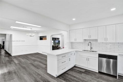 House in South Miami, Florida 5 bedrooms, 254.37 sq.m. № 1953014 - photo 12