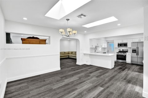 House in South Miami, Florida 5 bedrooms, 254.37 sq.m. № 1953014 - photo 15