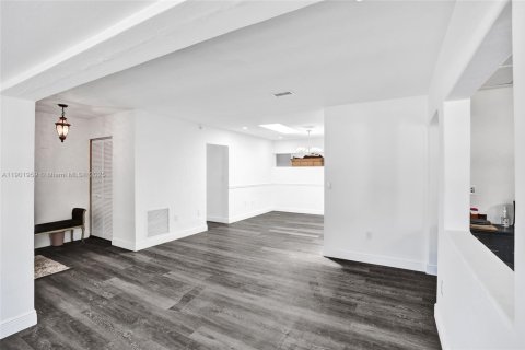 House in South Miami, Florida 5 bedrooms, 254.37 sq.m. № 1953014 - photo 8