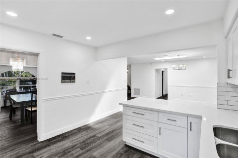 House in South Miami, Florida 5 bedrooms, 254.37 sq.m. № 1953014 - photo 11