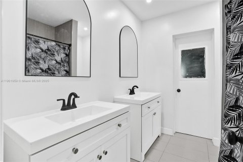 House in South Miami, Florida 5 bedrooms, 254.37 sq.m. № 1953014 - photo 21