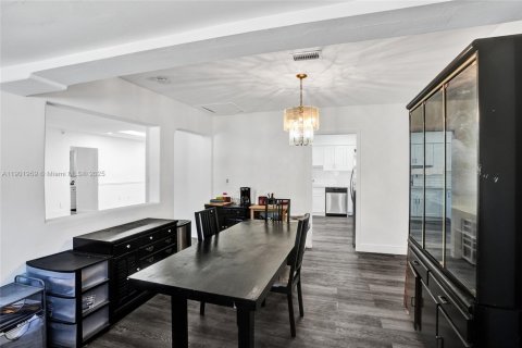 House in South Miami, Florida 5 bedrooms, 254.37 sq.m. № 1953014 - photo 20