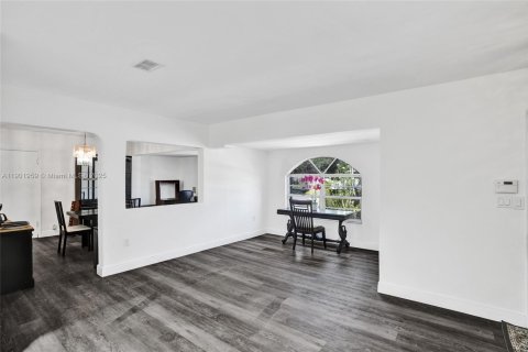 House in South Miami, Florida 5 bedrooms, 254.37 sq.m. № 1953014 - photo 14