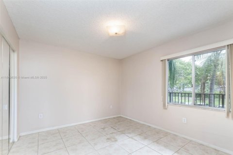 Condo in Pembroke Pines, Florida, 2 bedrooms  № 1895772 - photo 17