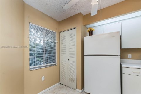 Condo in Pembroke Pines, Florida, 2 bedrooms  № 1895772 - photo 7