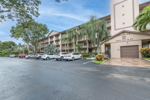 Condo in Pembroke Pines, Florida, 2 bedrooms  № 1895772 - photo 3
