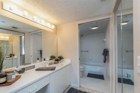 Condo in Pembroke Pines, Florida, 2 bedrooms  № 1895772 - photo 13