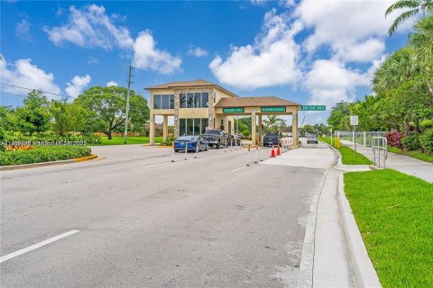Condo in Pembroke Pines, Florida, 2 bedrooms  № 1895772 - photo 23