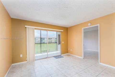 Condo in Pembroke Pines, Florida, 2 bedrooms  № 1895772 - photo 10
