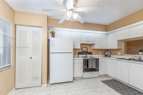 Condo in Pembroke Pines, Florida, 2 bedrooms  № 1895772 - photo 6