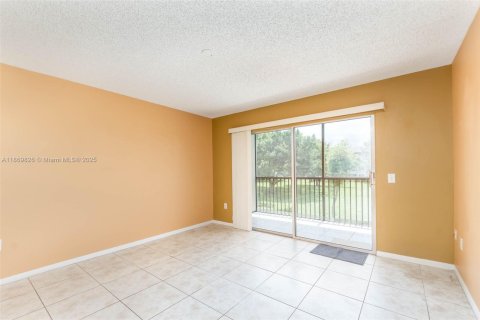 Condo in Pembroke Pines, Florida, 2 bedrooms  № 1895772 - photo 11