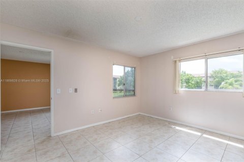 Condo in Pembroke Pines, Florida, 2 bedrooms  № 1895772 - photo 12