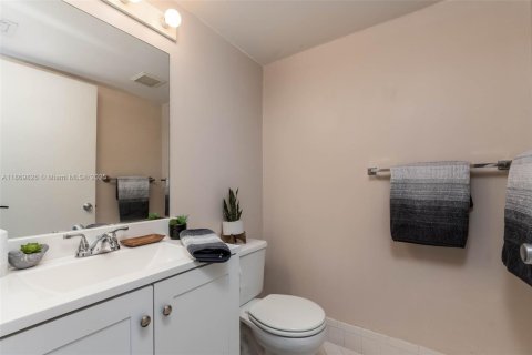 Condo in Pembroke Pines, Florida, 2 bedrooms  № 1895772 - photo 18