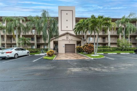 Condo in Pembroke Pines, Florida, 2 bedrooms  № 1895772 - photo 1