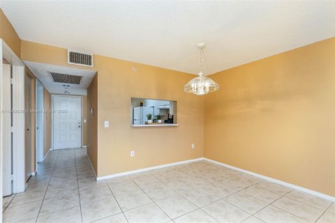 Condo in Pembroke Pines, Florida, 2 bedrooms  № 1895772 - photo 9