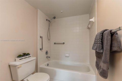 Condo in Pembroke Pines, Florida, 2 bedrooms  № 1895772 - photo 14