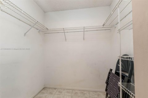 Condo in Pembroke Pines, Florida, 2 bedrooms  № 1895772 - photo 15