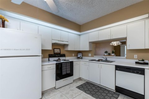 Condo in Pembroke Pines, Florida, 2 bedrooms  № 1895772 - photo 5
